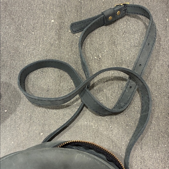 Portland Leather large Circle Crossbody bag in storm - Picture 3 of 7